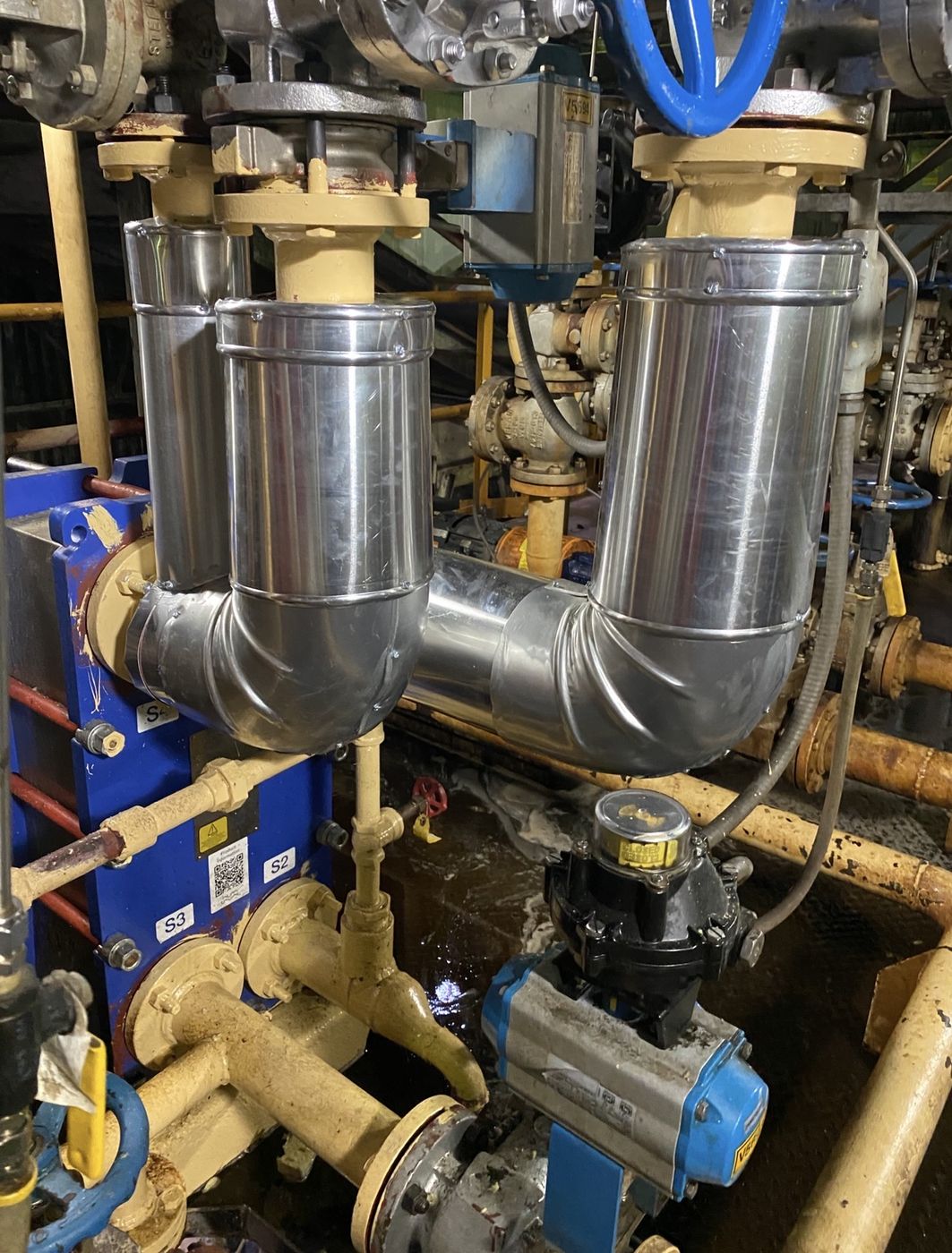 Gored elbow lagging and banded jacketing