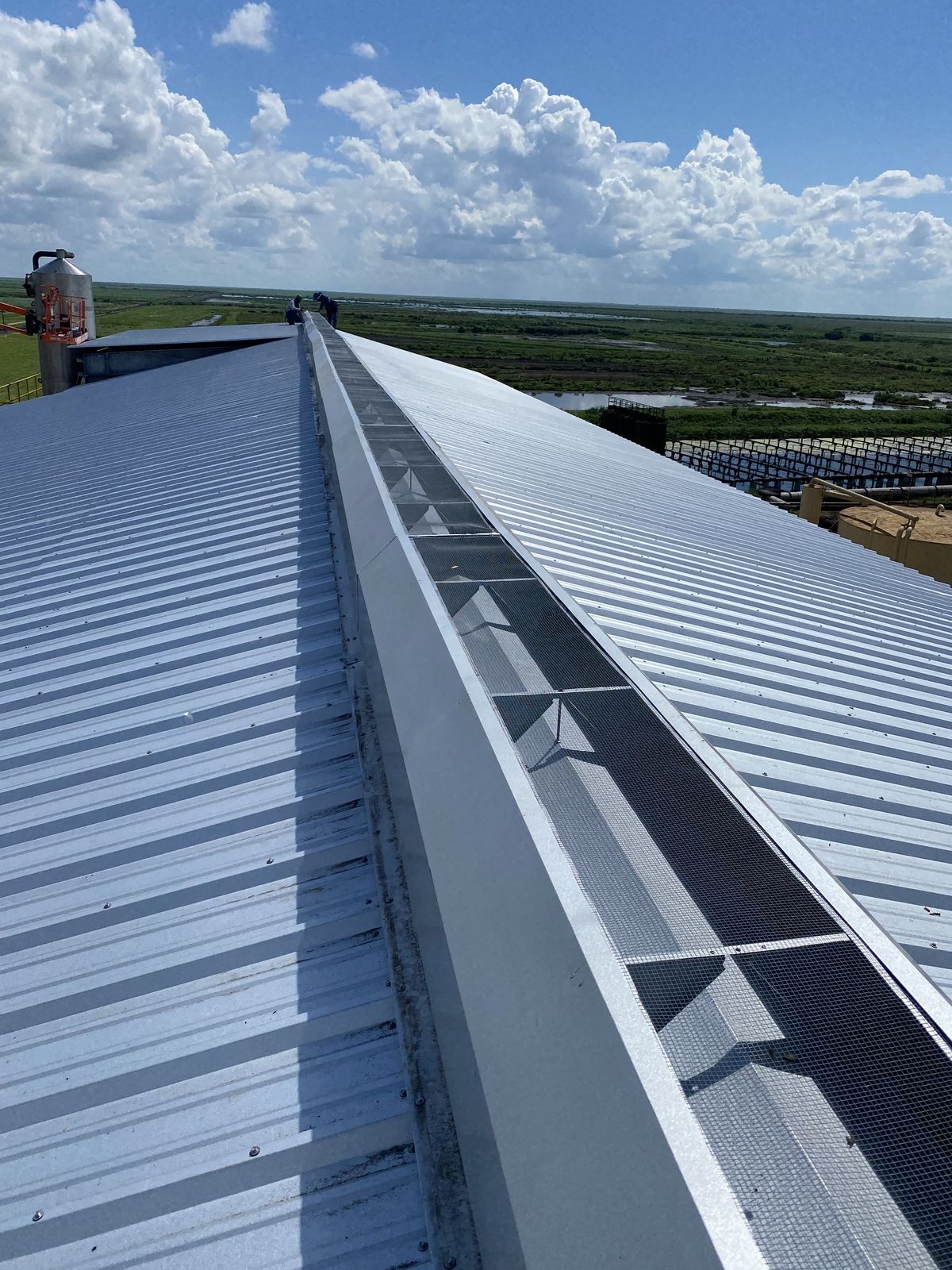 Metal roof ridge vent